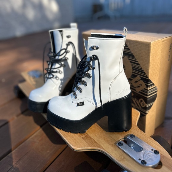 Brandnew ROC white platform boots. - Picture 7 of 10